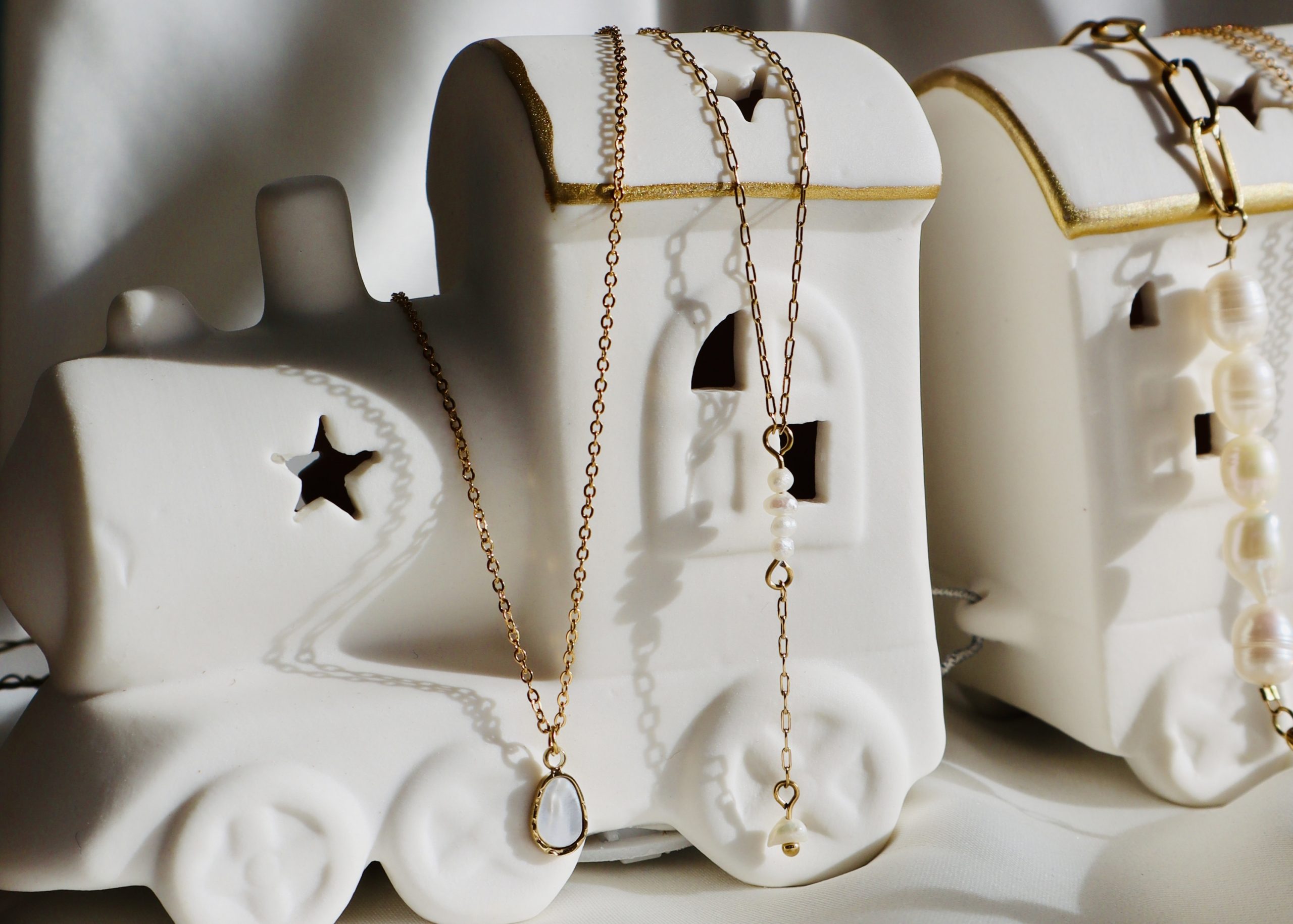 colliers dorés en acier inoxydable ornés de pendentifs nacré et en perles d'eau douce