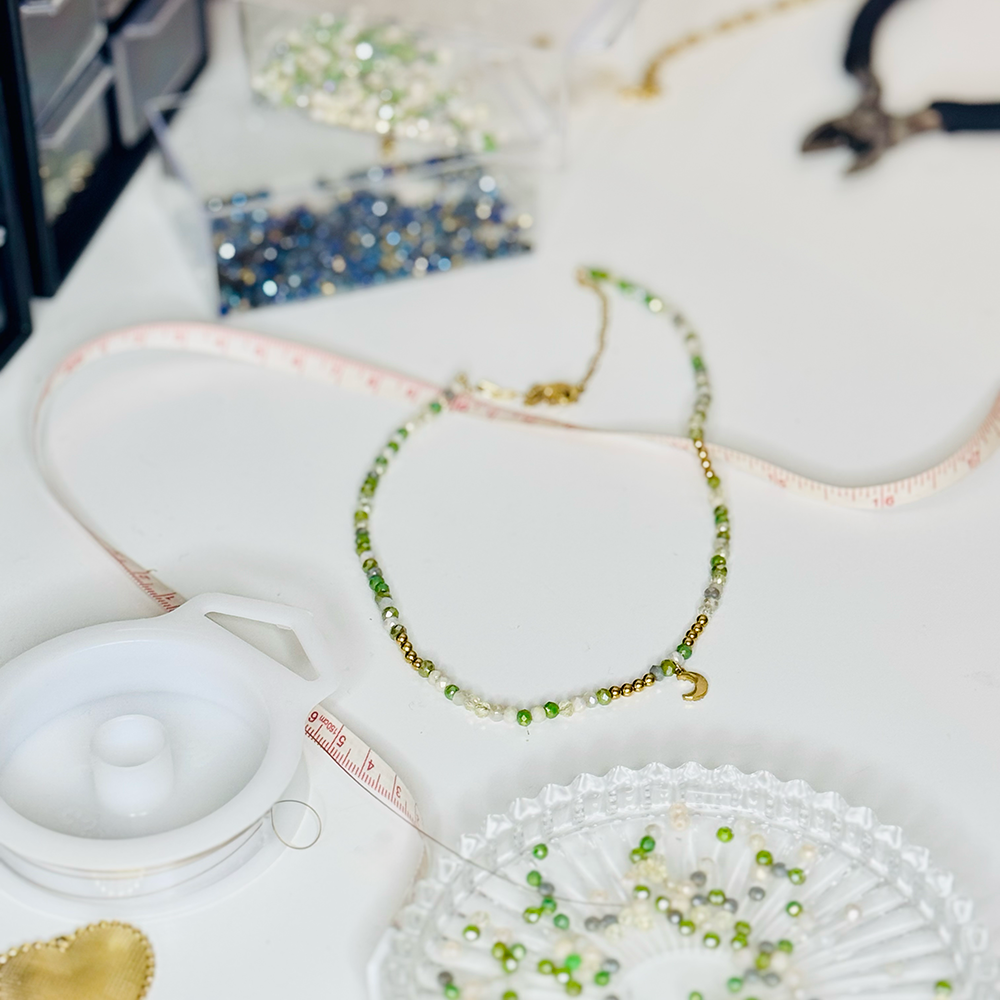 collier de perles en verre facettées vertes, blanches et dorées